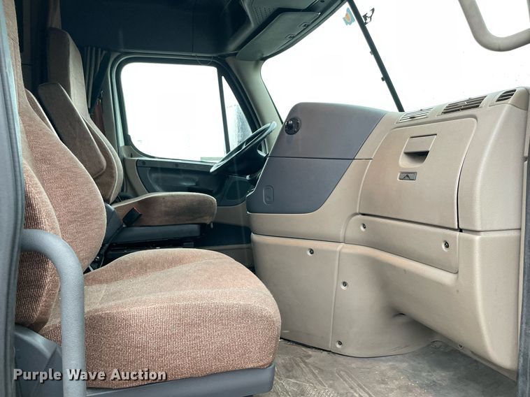 image for item NY9878 2018 Freightliner Cascadia 125  semi truck