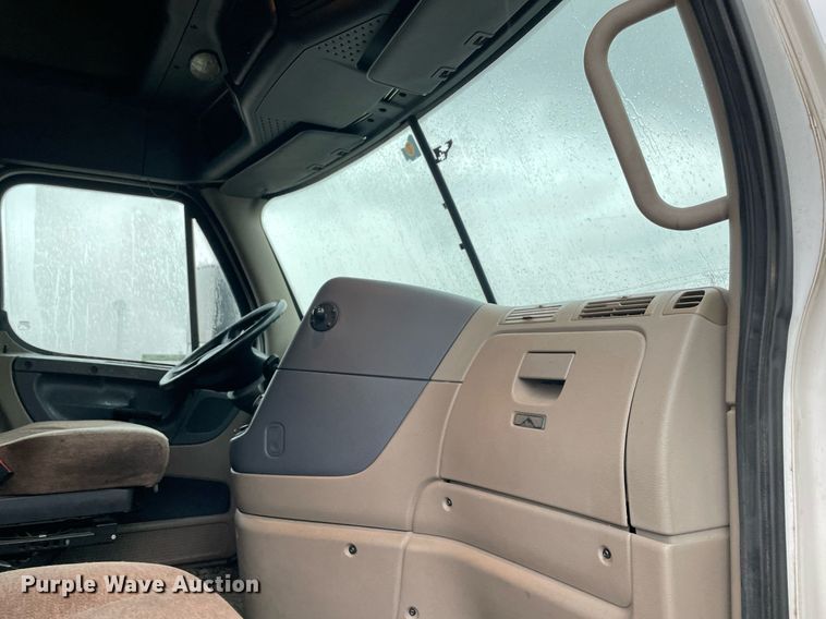 image for item NY9878 2018 Freightliner Cascadia 125  semi truck