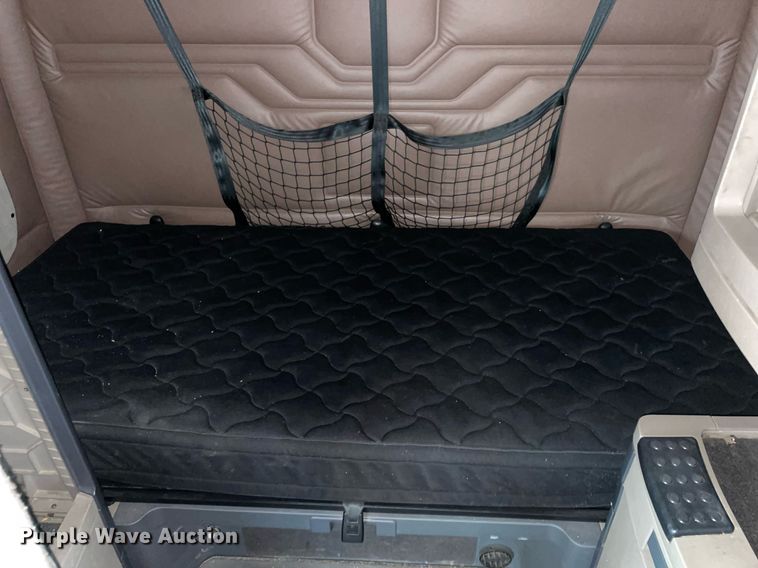 image for item NY9878 2018 Freightliner Cascadia 125  semi truck