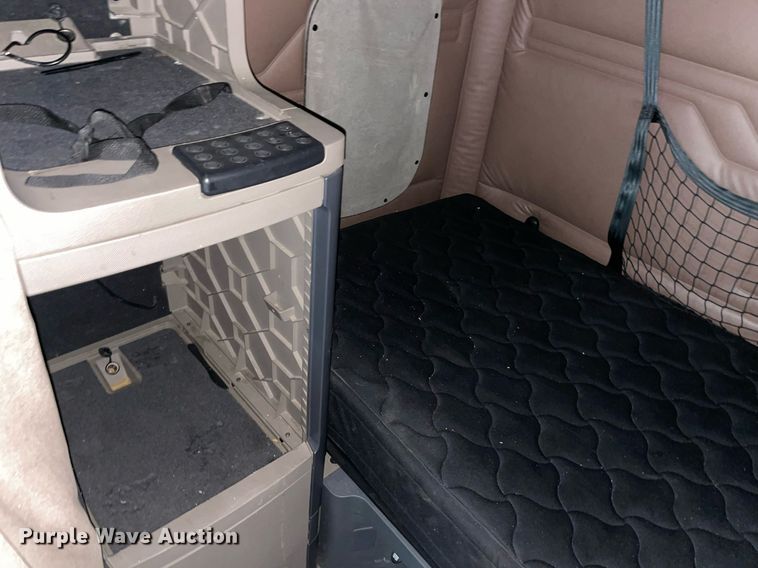 image for item NY9878 2018 Freightliner Cascadia 125  semi truck