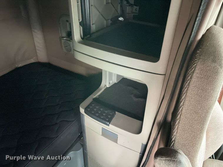 image for item NY9878 2018 Freightliner Cascadia 125  semi truck