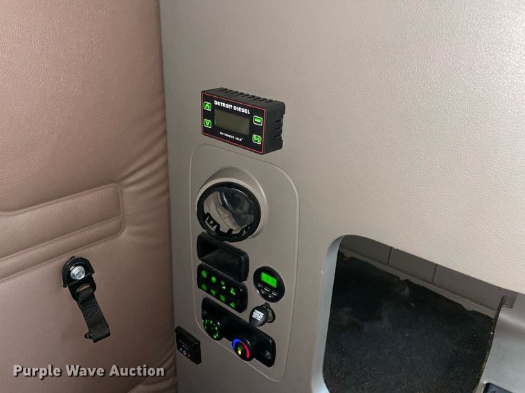 image for item NY9878 2018 Freightliner Cascadia 125  semi truck