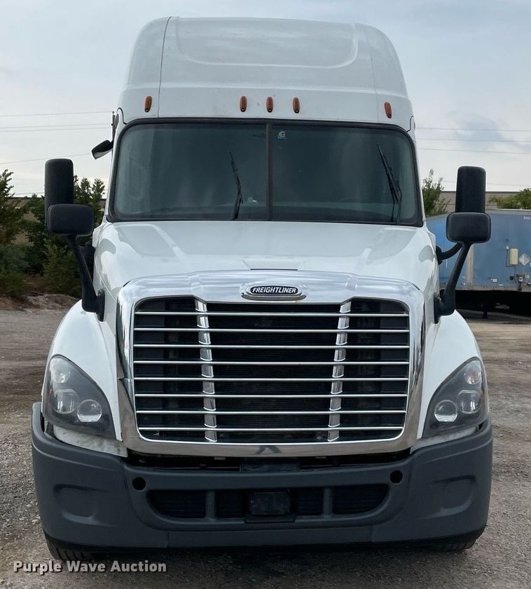 image for item NY9879 2018 Freightliner Cascadia 125  semi truck