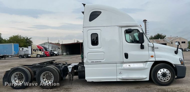 image for item NY9879 2018 Freightliner Cascadia 125  semi truck