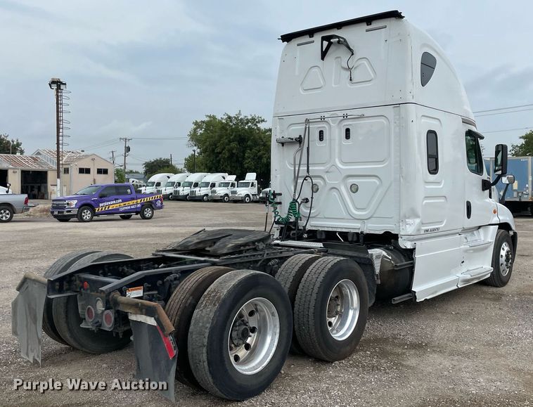 image for item NY9879 2018 Freightliner Cascadia 125  semi truck