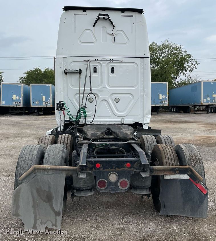 image for item NY9879 2018 Freightliner Cascadia 125  semi truck