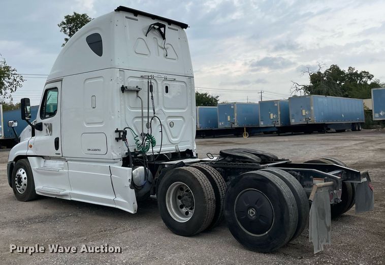 image for item NY9879 2018 Freightliner Cascadia 125  semi truck
