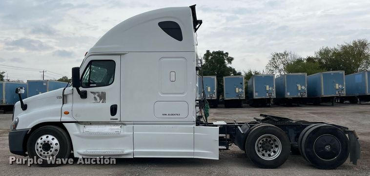 image for item NY9879 2018 Freightliner Cascadia 125  semi truck