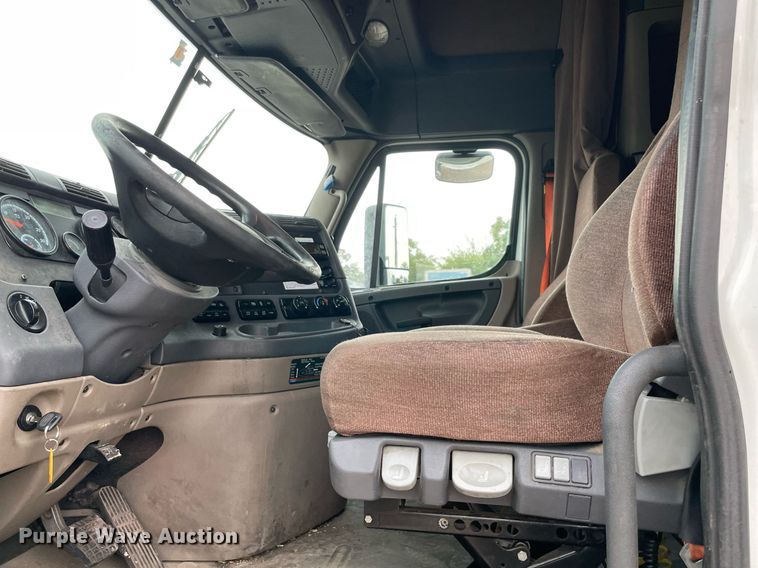 image for item NY9879 2018 Freightliner Cascadia 125  semi truck