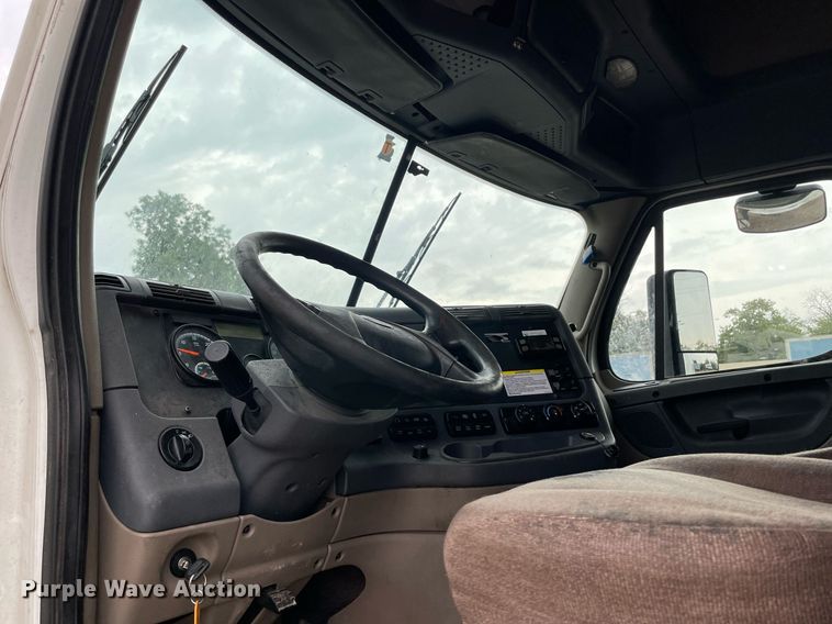 image for item NY9879 2018 Freightliner Cascadia 125  semi truck