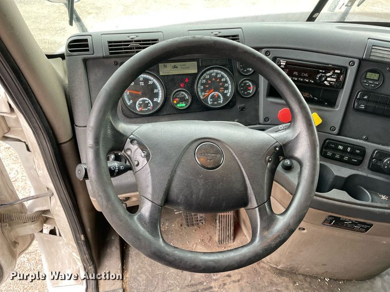 image for item NY9879 2018 Freightliner Cascadia 125  semi truck