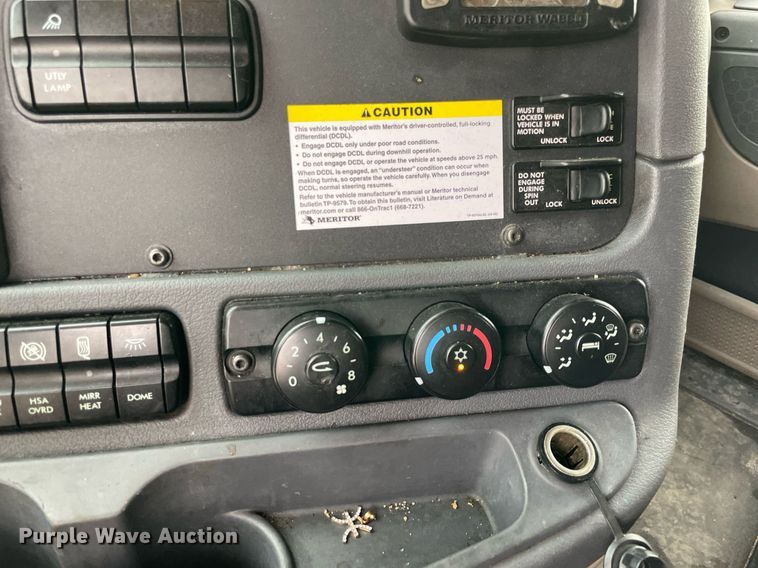 image for item NY9879 2018 Freightliner Cascadia 125  semi truck