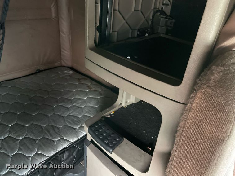 image for item NY9879 2018 Freightliner Cascadia 125  semi truck