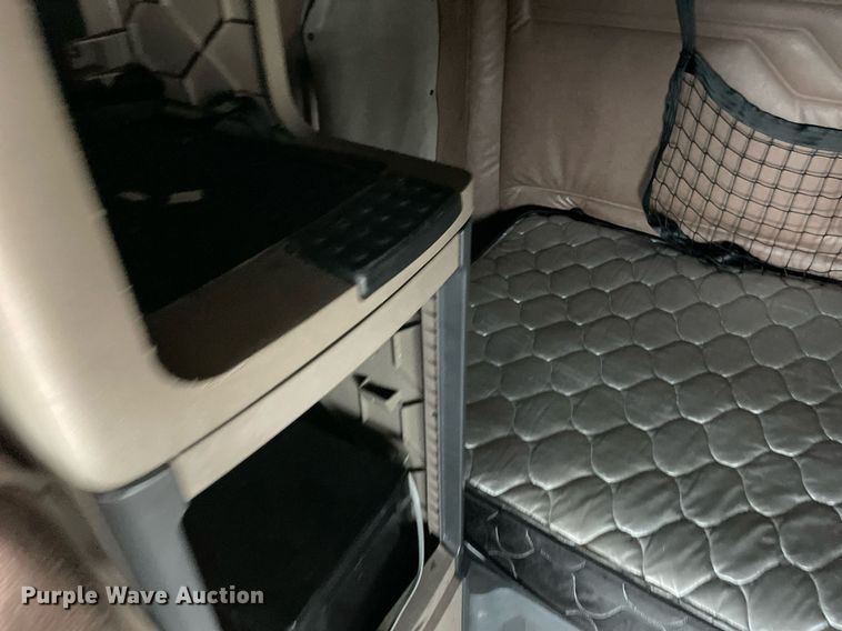 image for item NY9879 2018 Freightliner Cascadia 125  semi truck