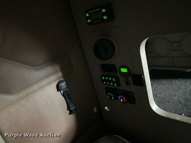 image for item NY9879 2018 Freightliner Cascadia 125  semi truck