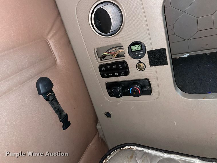 image for item NY9879 2018 Freightliner Cascadia 125  semi truck