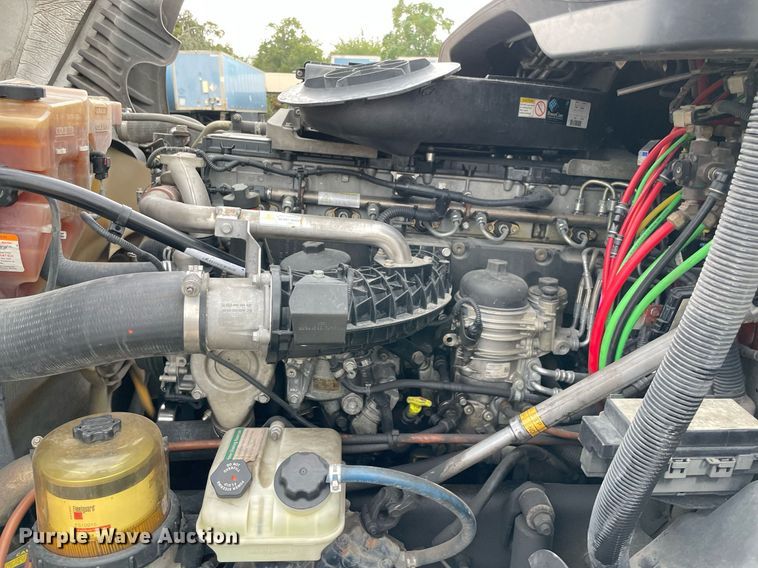 image for item NY9879 2018 Freightliner Cascadia 125  semi truck