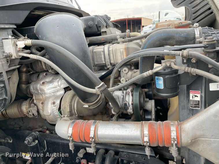 image for item NY9879 2018 Freightliner Cascadia 125  semi truck