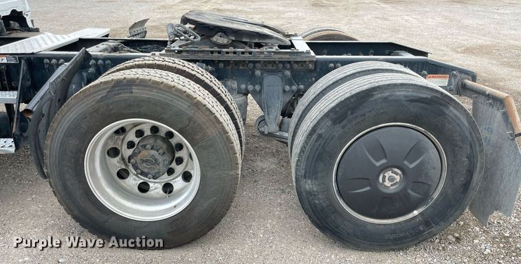 image for item NY9879 2018 Freightliner Cascadia 125  semi truck