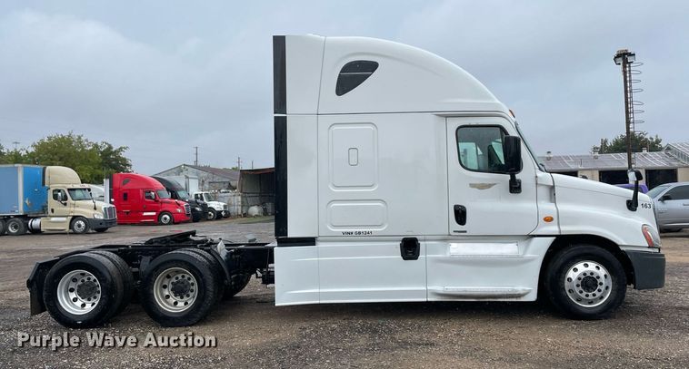 image for item NY9880 2015 Freightliner Cascadia 125  semi truck