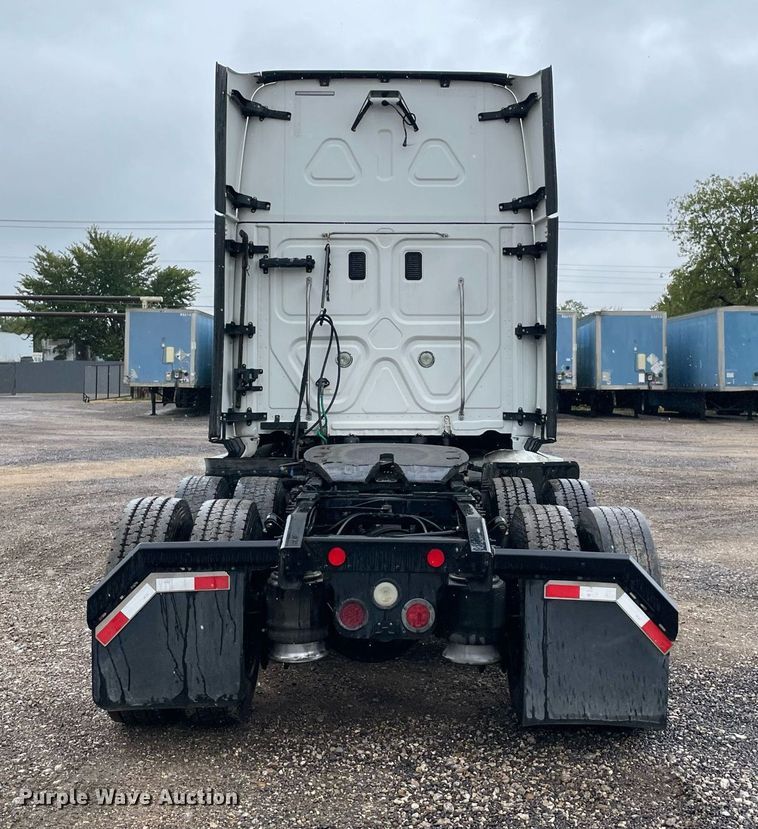 image for item NY9880 2015 Freightliner Cascadia 125  semi truck