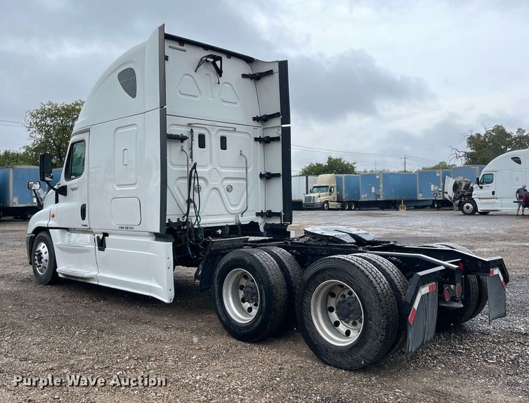 image for item NY9880 2015 Freightliner Cascadia 125  semi truck
