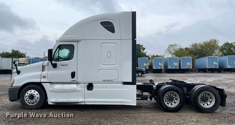 image for item NY9880 2015 Freightliner Cascadia 125  semi truck