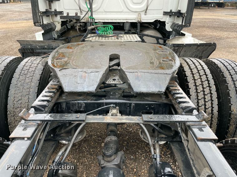 image for item NY9880 2015 Freightliner Cascadia 125  semi truck