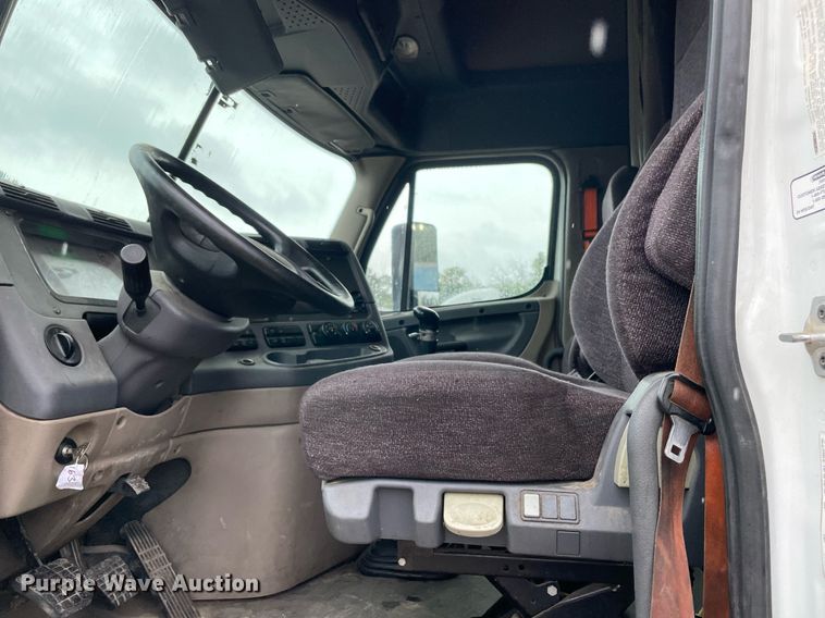 image for item NY9880 2015 Freightliner Cascadia 125  semi truck