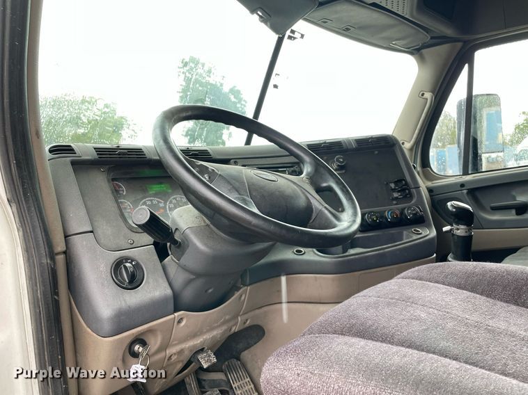 image for item NY9880 2015 Freightliner Cascadia 125  semi truck