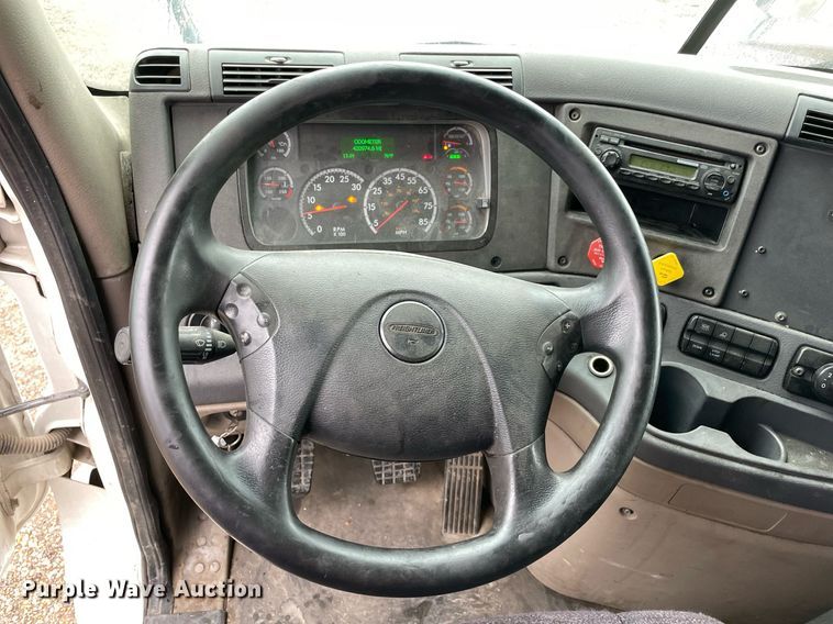 image for item NY9880 2015 Freightliner Cascadia 125  semi truck