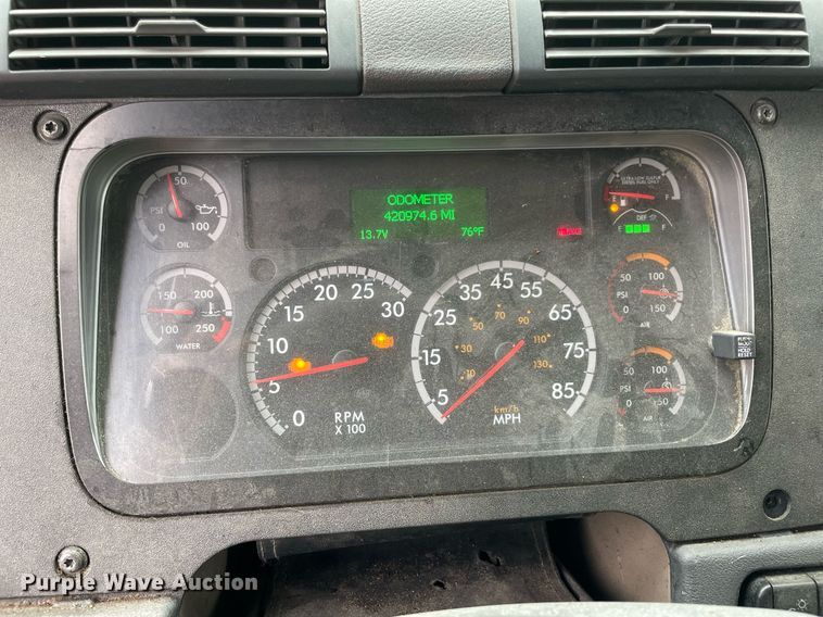 image for item NY9880 2015 Freightliner Cascadia 125  semi truck