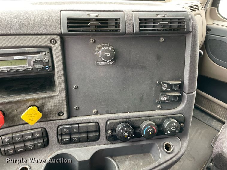 image for item NY9880 2015 Freightliner Cascadia 125  semi truck