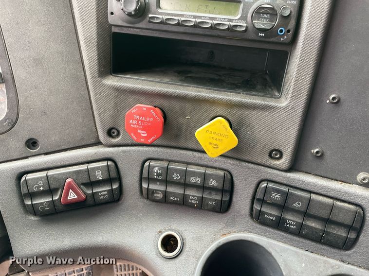 image for item NY9880 2015 Freightliner Cascadia 125  semi truck