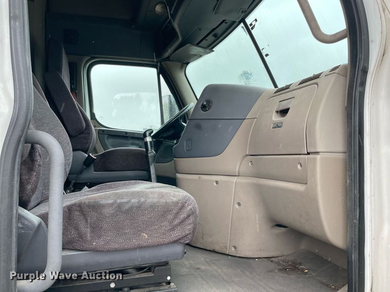 image for item NY9880 2015 Freightliner Cascadia 125  semi truck