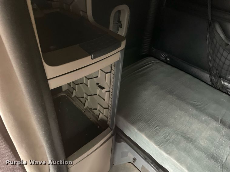 image for item NY9880 2015 Freightliner Cascadia 125  semi truck