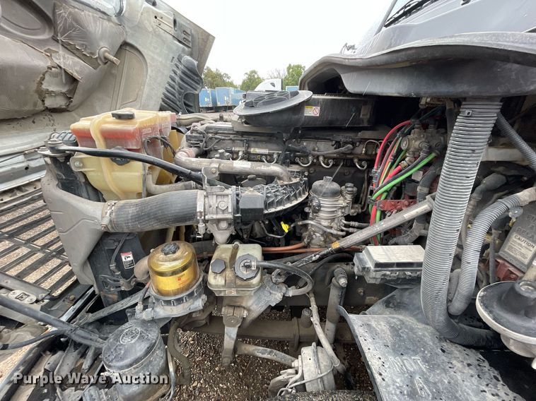 image for item NY9880 2015 Freightliner Cascadia 125  semi truck