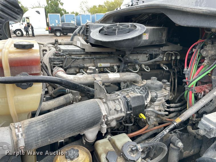 image for item NY9880 2015 Freightliner Cascadia 125  semi truck