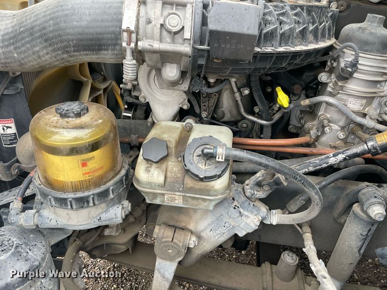 image for item NY9880 2015 Freightliner Cascadia 125  semi truck