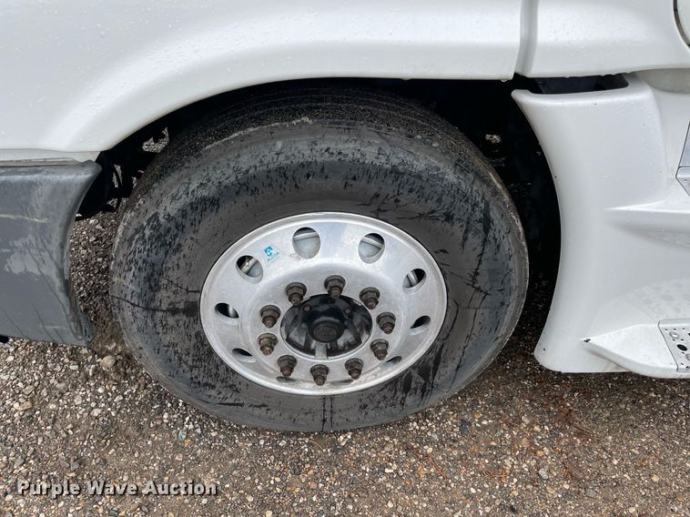 image for item NY9880 2015 Freightliner Cascadia 125  semi truck