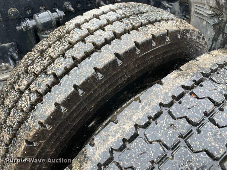 image for item NY9880 2015 Freightliner Cascadia 125  semi truck