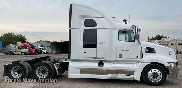 image for item NY9881 2016 Western Star 5700XE  semi truck