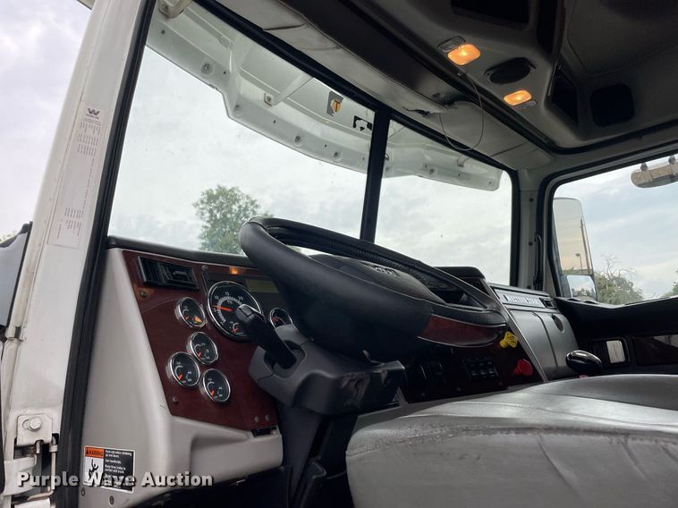 image for item NY9881 2016 Western Star 5700XE  semi truck