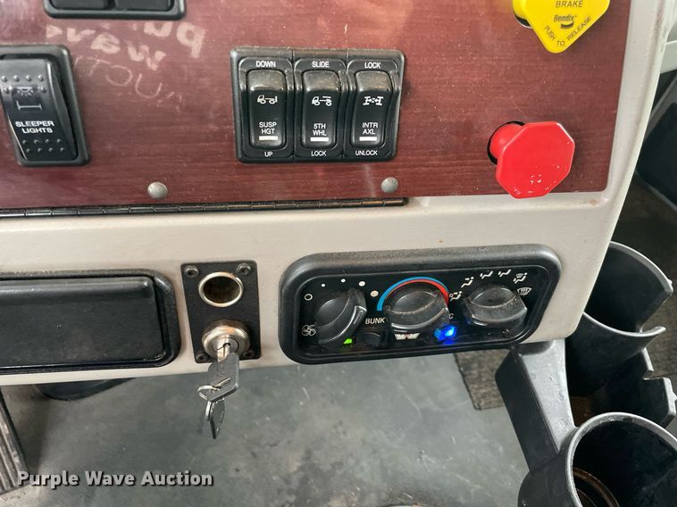 image for item NY9881 2016 Western Star 5700XE  semi truck