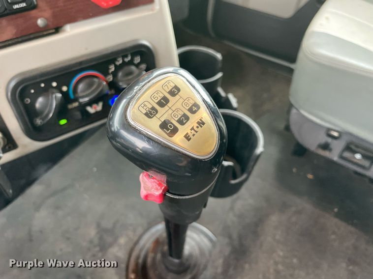 image for item NY9881 2016 Western Star 5700XE  semi truck