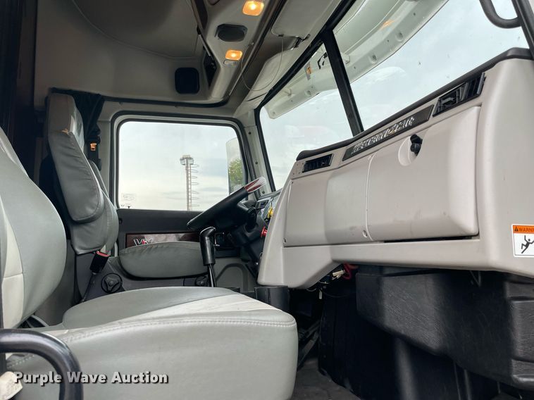 image for item NY9881 2016 Western Star 5700XE  semi truck