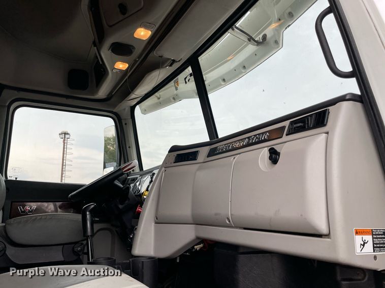 image for item NY9881 2016 Western Star 5700XE  semi truck