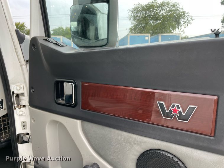 image for item NY9881 2016 Western Star 5700XE  semi truck