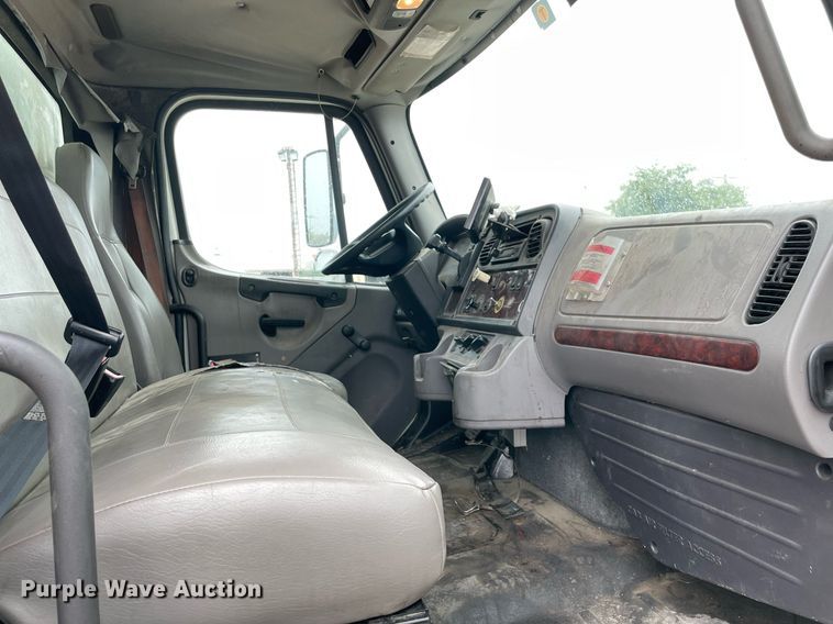 image for item NY9882 2012 Freightliner Business Class M2 106  box truck