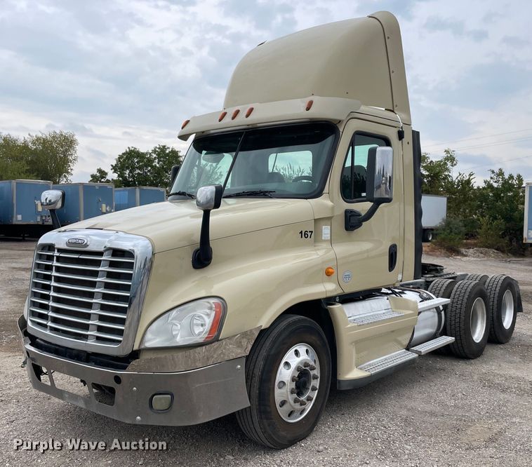 image for item NY9883 2013 Freightliner Cascadia 125  semi truck